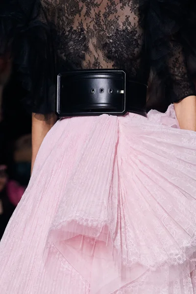 Look 100